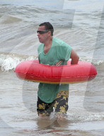 PEOPLE - Adam Sandler geniesst das Strandleben auf Maui