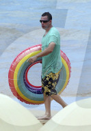 PEOPLE - Adam Sandler geniesst das Strandleben auf Maui