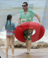 PEOPLE - Adam Sandler geniesst das Strandleben auf Maui