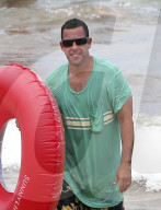 PEOPLE - Adam Sandler geniesst das Strandleben auf Maui