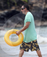 PEOPLE - Adam Sandler geniesst das Strandleben auf Maui