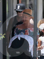 EXKLUSIV - Strand-Tag mit Baby Jameson und Willow: Pink und Carey Hart