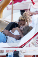 PEOPLE - Jaden Smith und Sarah Snyder wollen lieber ungesehen auf der Strandliege knutschen