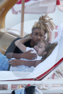 PEOPLE - Jaden Smith und Sarah Snyder wollen lieber ungesehen auf der Strandliege knutschen