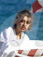 PEOPLE - Jaden Smith und Sarah Snyder wollen lieber ungesehen auf der Strandliege knutschen