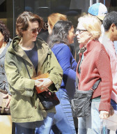 PEOPLE - Sarah Paulson und ihre Partnerin Holland Taylor unterwegs in LA