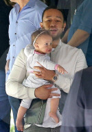 PEOPLE - Chrissy Teigen und John Legend gehen mit Klein Luna essen