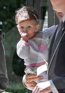 PEOPLE - Chrissy Teigen und John Legend gehen mit Klein Luna essen