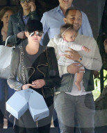 PEOPLE - Chrissy Teigen und John Legend gehen mit Klein Luna essen