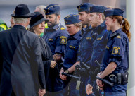 NEWS - Die schwedische Königsfamilie gedenkt mit einer Schweigeminute den Opfern in Stockholm