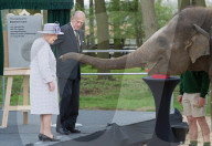 PEOPLE - Queen Elizabeth und Prinz Philip eröffnen das Elefantenzentrum im Zoo von Bedfordshire
