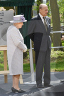 PEOPLE - Queen Elizabeth und Prinz Philip eröffnen das Elefantenzentrum im Zoo von Bedfordshire