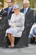 PEOPLE - Queen Elizabeth und Prinz Philip eröffnen das Elefantenzentrum im Zoo von Bedfordshire