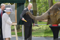 PEOPLE - Queen Elizabeth und Prinz Philip eröffnen das Elefantenzentrum im Zoo von Bedfordshire