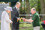 PEOPLE - Queen Elizabeth und Prinz Philip eröffnen das Elefantenzentrum im Zoo von Bedfordshire