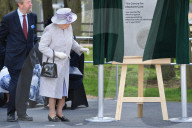 PEOPLE - Queen Elizabeth und Prinz Philip eröffnen das Elefantenzentrum im Zoo von Bedfordshire