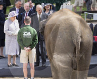 PEOPLE - Queen Elizabeth und Prinz Philip eröffnen das Elefantenzentrum im Zoo von Bedfordshire