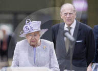 PEOPLE - Queen Elizabeth und Prinz Philip eröffnen das Elefantenzentrum im Zoo von Bedfordshire