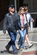 PEOPLE - Jon Bon Jovi geht mit seiner Familie essen