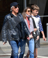 PEOPLE - Jon Bon Jovi geht mit seiner Familie essen
