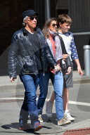 PEOPLE - Jon Bon Jovi geht mit seiner Familie essen