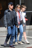 PEOPLE - Jon Bon Jovi geht mit seiner Familie essen