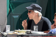 PEOPLE - Jon Bon Jovi geht mit seiner Familie essen