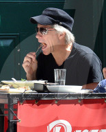 PEOPLE - Jon Bon Jovi geht mit seiner Familie essen