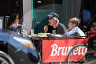PEOPLE - Jon Bon Jovi geht mit seiner Familie essen