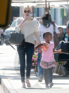 PEOPLE - Charlize Theron mit ihrer kleinen Tochter unterwegs in Hollywood