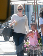 PEOPLE - Charlize Theron mit ihrer kleinen Tochter unterwegs in Hollywood