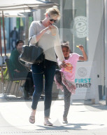 PEOPLE - Charlize Theron mit ihrer kleinen Tochter unterwegs in Hollywood