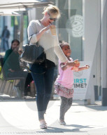 PEOPLE - Charlize Theron mit ihrer kleinen Tochter unterwegs in Hollywood