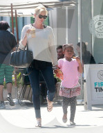 PEOPLE - Charlize Theron mit ihrer kleinen Tochter unterwegs in Hollywood