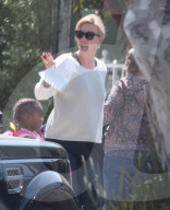 PEOPLE - Charlize Theron mit ihrer kleinen Tochter unterwegs in Hollywood
