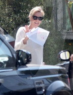 PEOPLE - Charlize Theron mit ihrer kleinen Tochter unterwegs in Hollywood