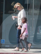 PEOPLE - Charlize Theron mit ihrer kleinen Tochter unterwegs in Hollywood