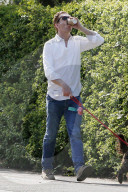 PEOPLE - Damian Lewis führt seinen Hund aus