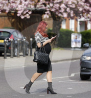 PEOPLE - Die hochschwangere Amy Childs in Essex unterwegs
