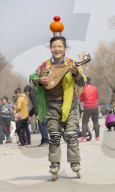FEATURE - Wu Xiuying (71) zeigt ihr können auf den Rollschuhen