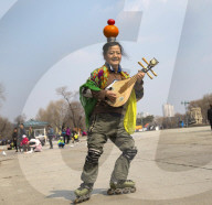 FEATURE - Wu Xiuying (71) zeigt ihr können auf den Rollschuhen