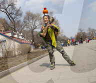 FEATURE - Wu Xiuying (71) zeigt ihr können auf den Rollschuhen