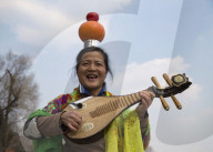 FEATURE - Wu Xiuying (71) zeigt ihr können auf den Rollschuhen