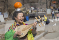 FEATURE - Wu Xiuying (71) zeigt ihr können auf den Rollschuhen