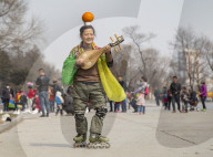 FEATURE - Wu Xiuying (71) zeigt ihr können auf den Rollschuhen