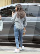 PEOPLE - Mila Kunis in Studio City unterwegs