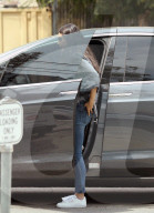 PEOPLE - Mila Kunis in Studio City unterwegs