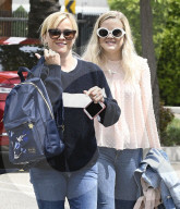 EXKLUSIV - Reese Witherspoon mit ihrer Tochter Ava in Santa Monica unterwegs