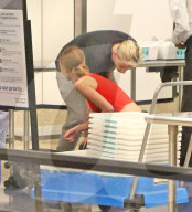 PEOPLE - Lily-Rose Depp mit Ash Stymest am Flughafen von LA