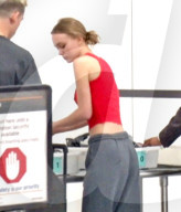 PEOPLE - Lily-Rose Depp mit Ash Stymest am Flughafen von LA